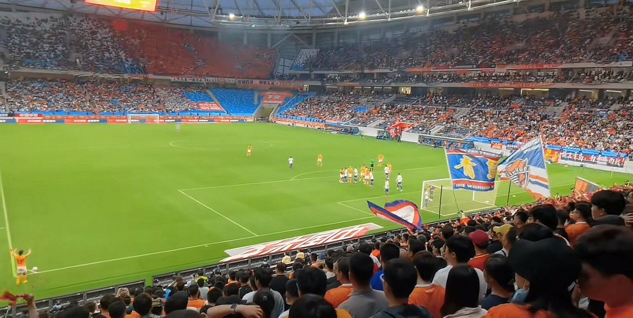 地的球迷, 的赤诚与担, 公交站挤满 地的球迷, 的赤诚与担, 公交站挤满